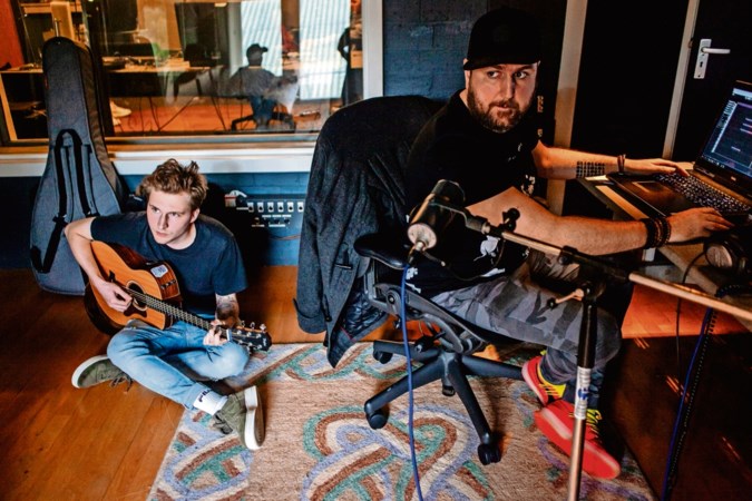 Meekijken in de liedjesfabriek: ‘Hopelijk pikt Justin Bieber dit nummer op’