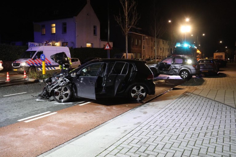 Video: Ravage na flinke botsing: brandweer moet beknelde inzittende uit auto redden