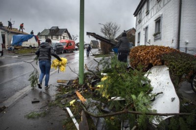 Dorp likt wonden na tornado: 'Alsof zwarte wolken op ons neer daalden'