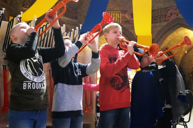 Reuverse scholieren op schuttersles in museum