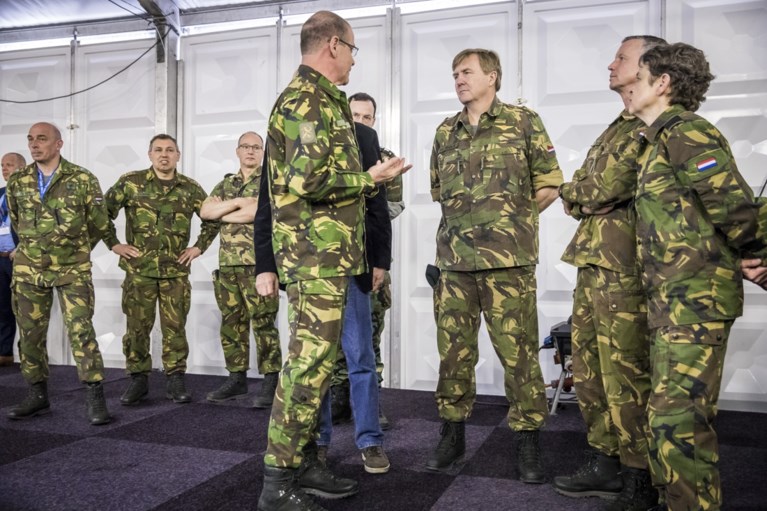 Koning bezoekt kazerne Vredepeel