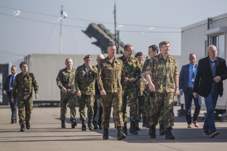 Koning bezoekt kazerne Vredepeel