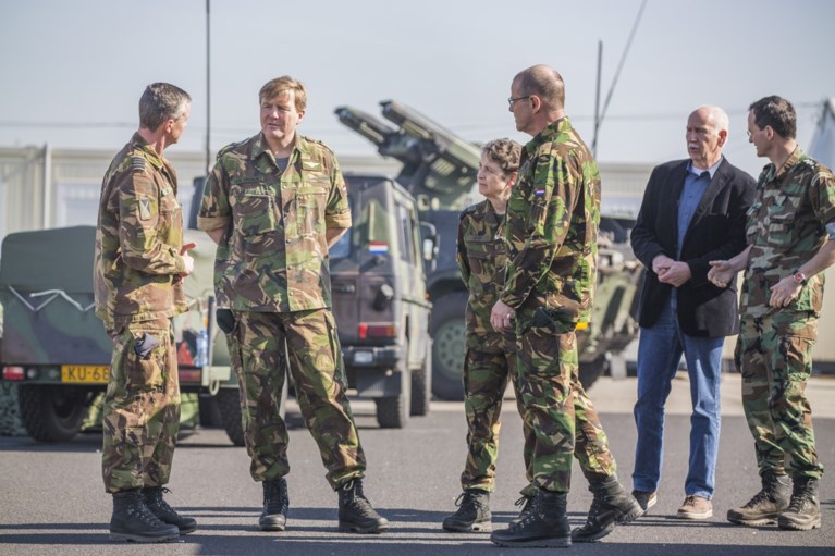 Koning bezoekt kazerne Vredepeel