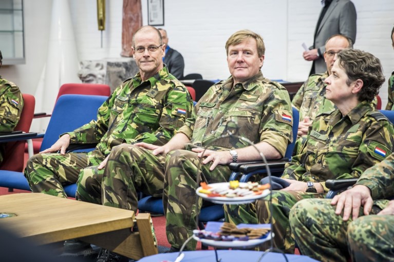 Koning bezoekt kazerne Vredepeel