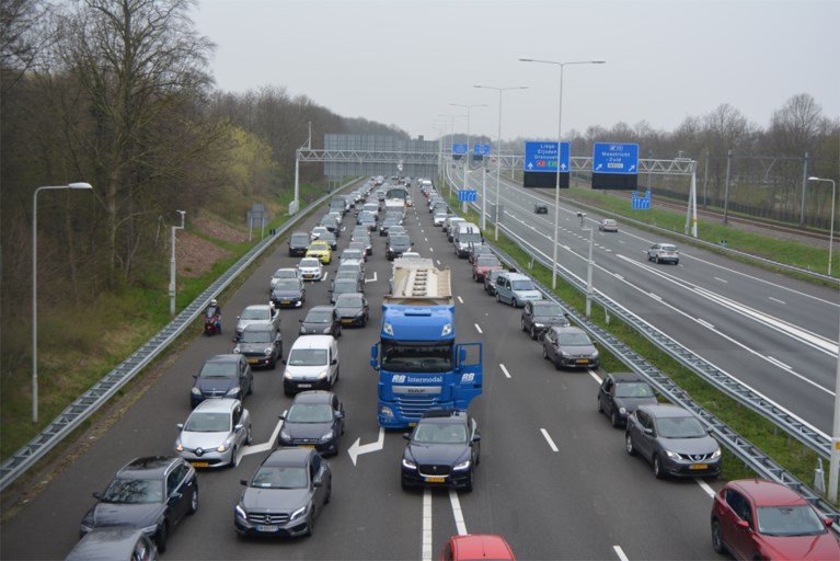 A2-tunnel in Maastricht dicht door brandende auto