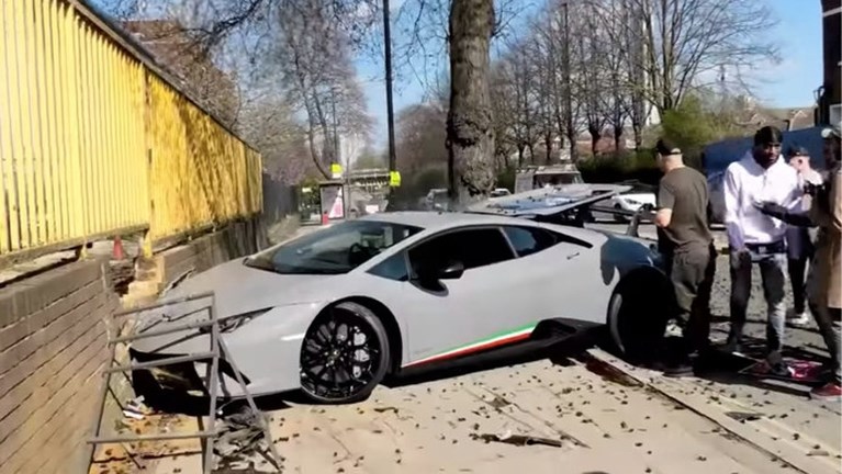 Video: Opschepperij met Lamborghini eindigt in crash