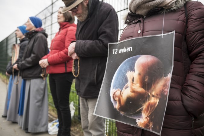 Protesteren met een weesgegroetje bij de abortuskliniek in Roermond