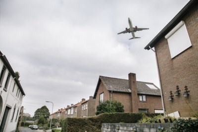 pics Meerssen Vliegtuig losgerukte dakpannen door vliegtuigen