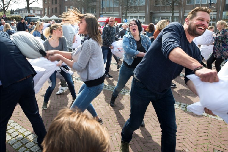 Video: Menigte met kussens stort zich op politieagent