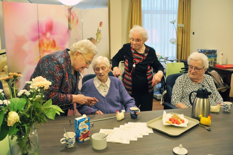 Agnes (90) en Mia (94) zijn nog kwiek genoeg voor vrijwilligerswerk