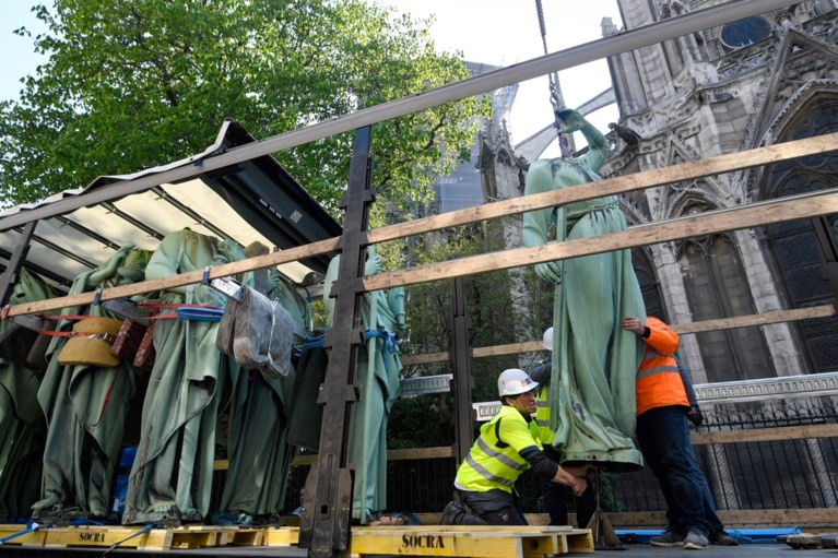 Beroemde Parijse kathedraal Notre-Dame in lichterlaaie