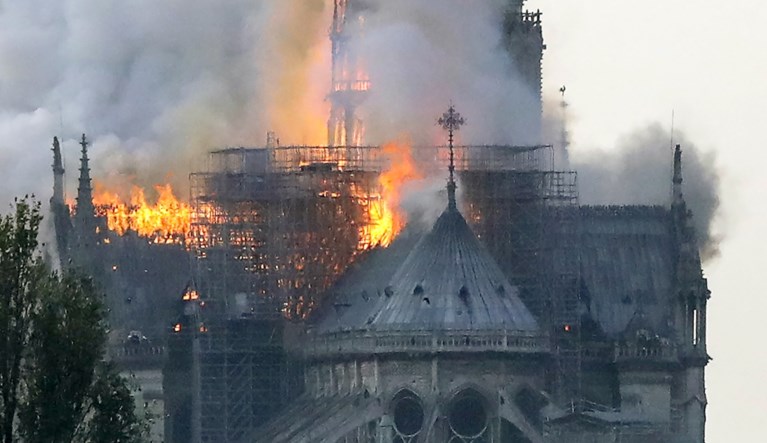 Beroemde Parijse kathedraal Notre-Dame in lichterlaaie