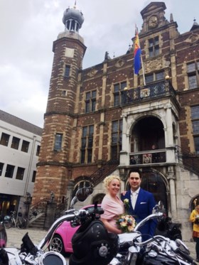 Motorrijders laten machines brullen bij huwelijk van Mike en Gina