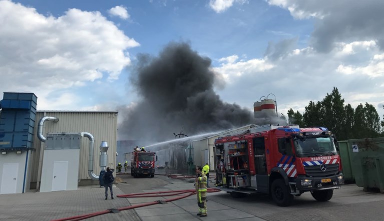 Video: Grote brand in kunststofbedrijf Susteren, rookwolken van ver te zien