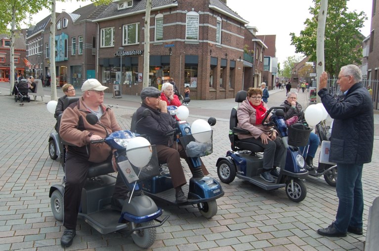Geslaagde wandeling door Venray voor Zonnebloemafdeling Rooy