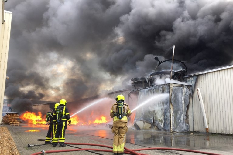 Video: Grote brand in kunststofbedrijf Susteren, rookwolken van ver te zien