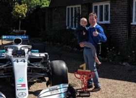 Hamilton bedankt doodzieke Harry (5) met F1-bolide en beker Grand Prix Spanje