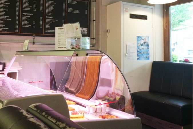 Sneue schnitzel, puike frikandel bij Friterie in Sibbe