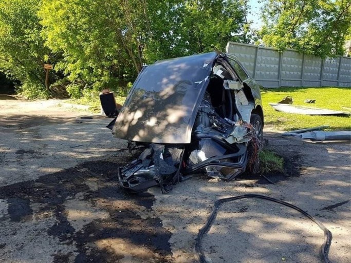 Audi Q7 breekt in twee stukken, bestuurder vlucht
