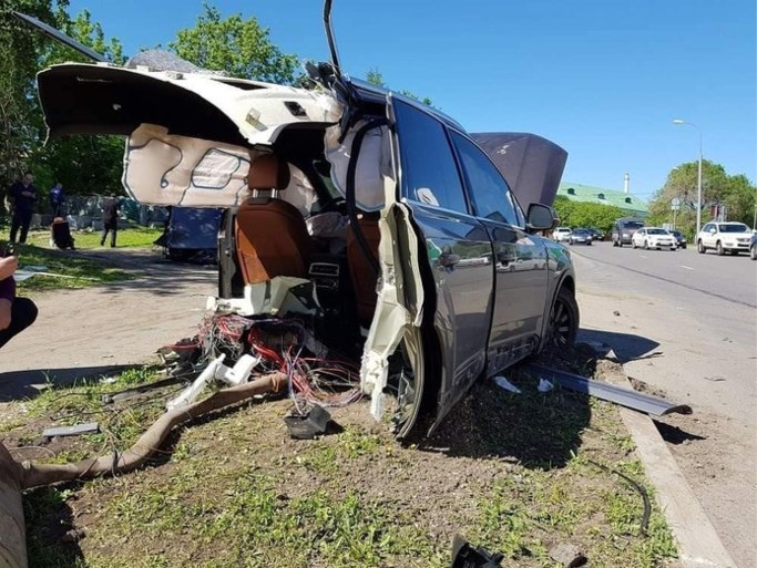 Audi Q7 breekt in twee stukken, bestuurder vlucht