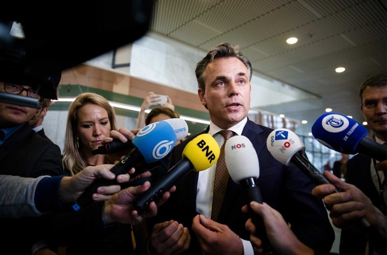 Onkreukbare Harbers valt bij tweede grote horde