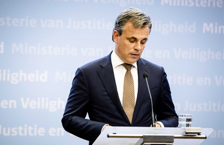 Onkreukbare Harbers valt bij tweede grote horde