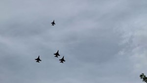 Video: F-16’s brengen eerbetoon bij herdenking Margraten