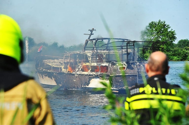 Jacht op Maas bij Afferden in brand
