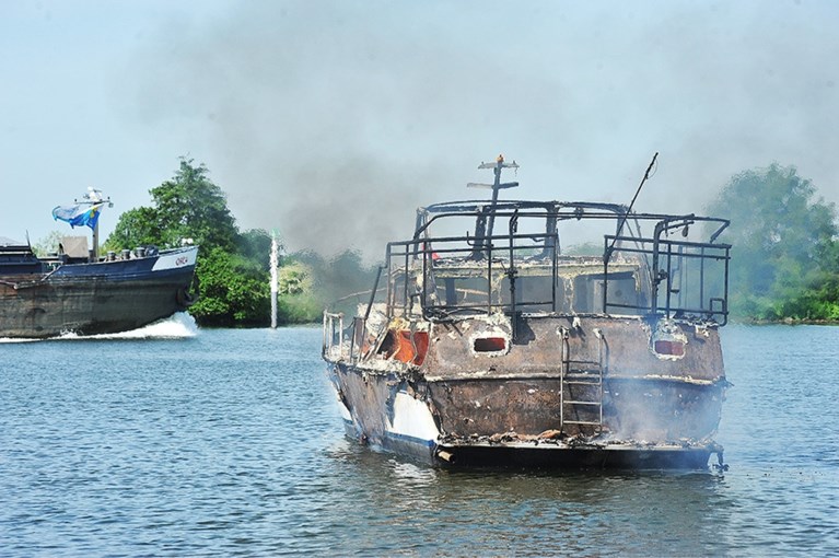Jacht op Maas bij Afferden in brand