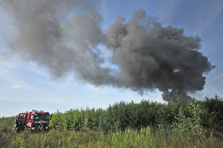 Jacht op Maas bij Afferden in brand