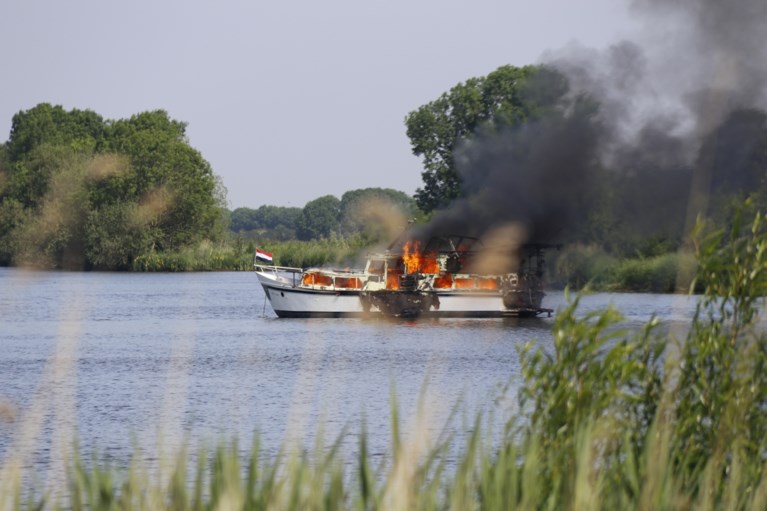 Jacht op Maas bij Afferden in brand