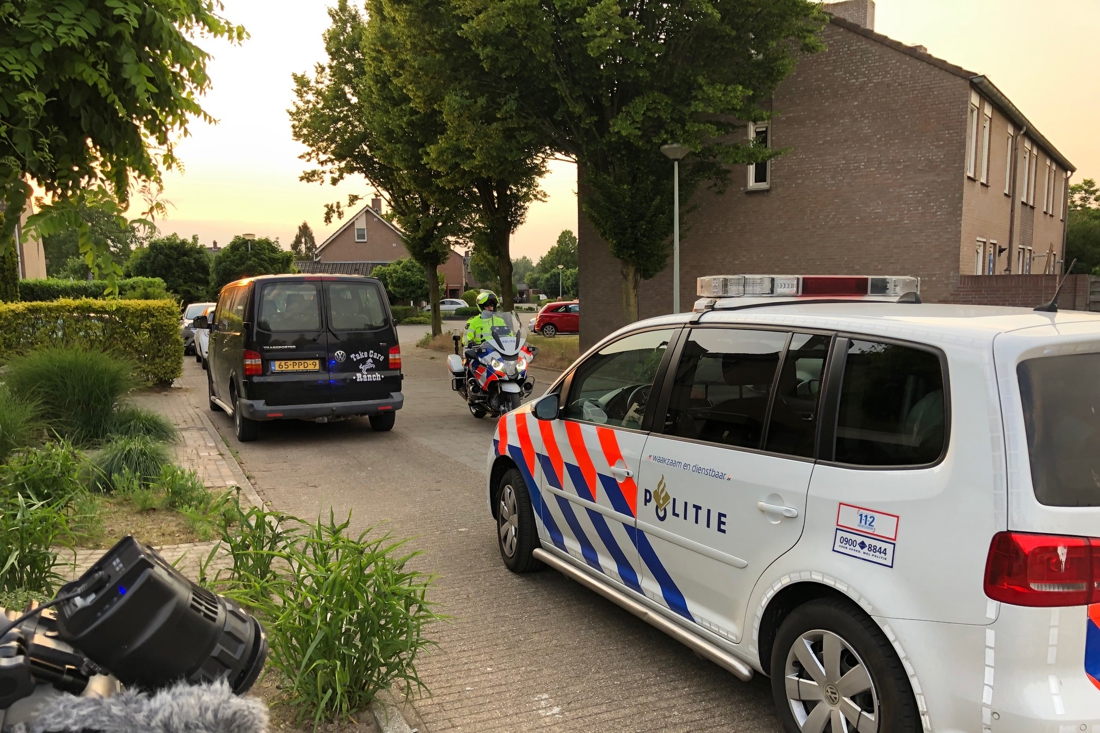 Politie Lost Waarschuwingsschoten Voor Man Met Messen Op Str... - De ...