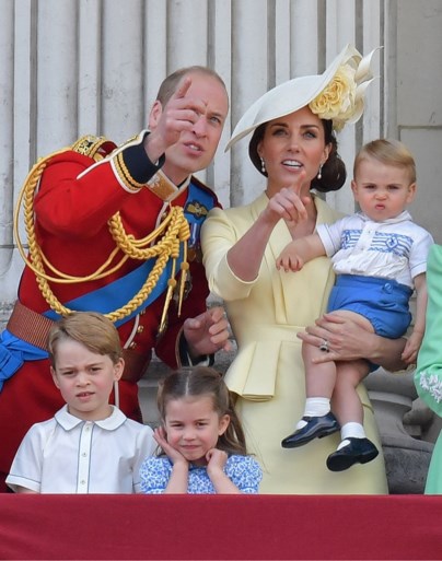 Britse prins Louis (1) steelt show tijdens balkonscène