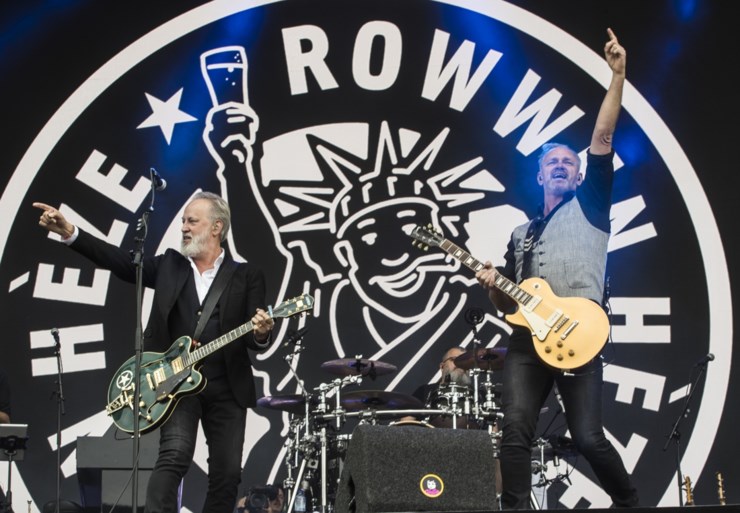 ‘Ferry Bouman’ uit Undercover zingt mee met Rowwen Hèze en maakt stagedive