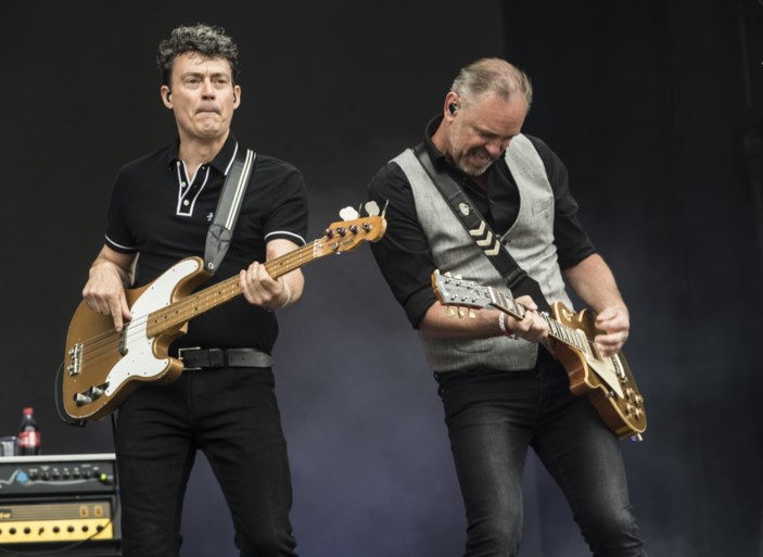 ‘Ferry Bouman’ uit Undercover zingt mee met Rowwen Hèze en maakt stagedive