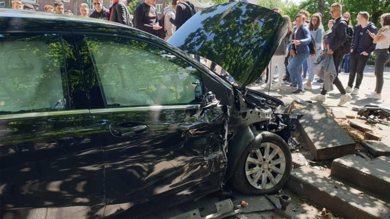 Gaspedaal blijft hangen: auto schiet door naar speelplaats school