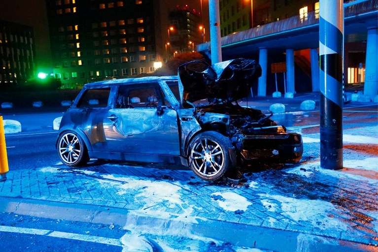 Man redt twee personen uit brandende auto bij Eindhoven Airport