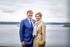 Koning treedt tijdens ‘verkleedpartijtje’ toe tot Orde van de Kouseband