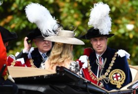 Koning treedt tijdens ‘verkleedpartijtje’ toe tot Orde van de Kouseband