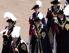 Koning treedt tijdens ‘verkleedpartijtje’ toe tot Orde van de Kouseband