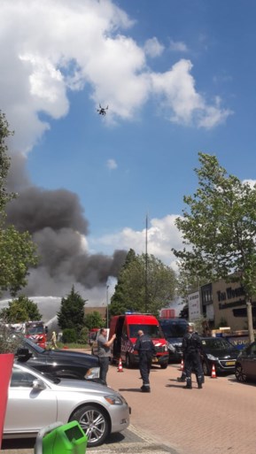 Enorme brand in kringloopwinkel bij Rotterdam, zelfs vliegveldbrandweer schiet te hulp