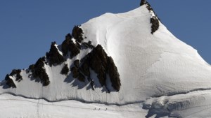 Alpinisten landen met vliegtuig op Mont Blanc
