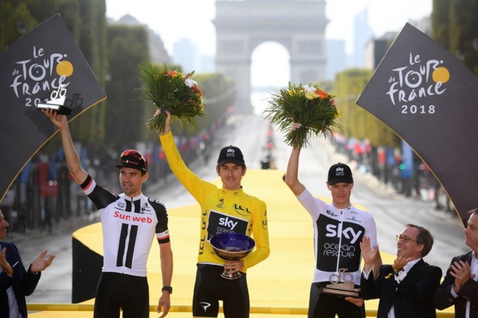 Het hele Tourpodium ligt in de kreukels
