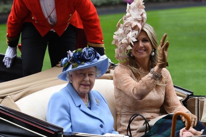 ‘Wie is toch die prachtige dame naast the Queen?’