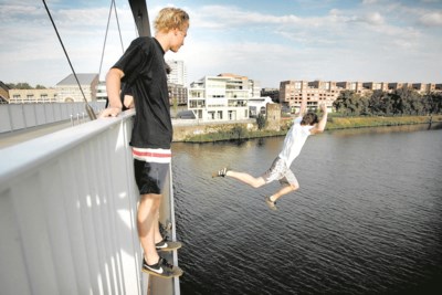 ‘In water springen vanaf bruggen is levensgevaarlijk’