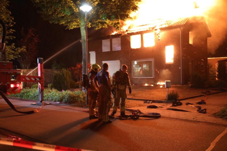 Video: Metershoge vlammen slaan uit dak woning Maria Hoop