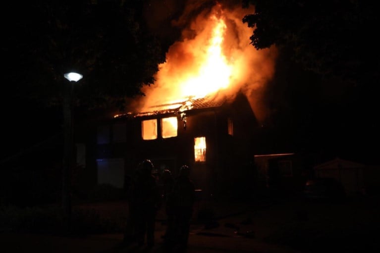 Video: Metershoge vlammen slaan uit dak woning Maria Hoop