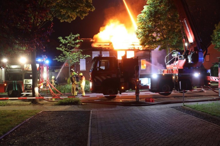 Video: Metershoge vlammen slaan uit dak woning Maria Hoop