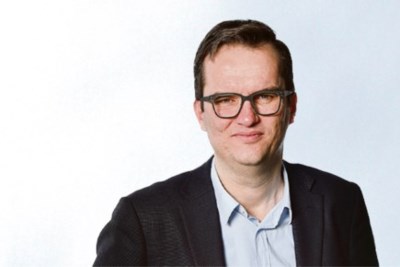 ‘Bovens is zo zweterig dat hij aankondigde dat hij boven 32 graden geen stropdas draagt’