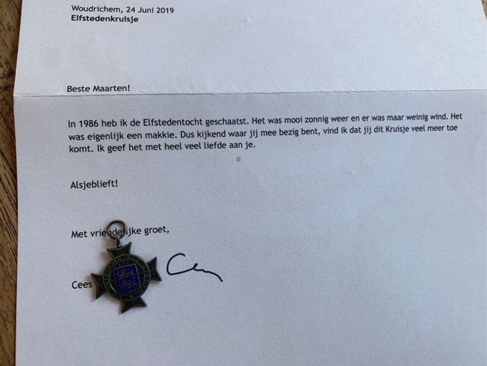 Gulle gever staat Elfstedenkruisje af aan Maarten van der Weijden